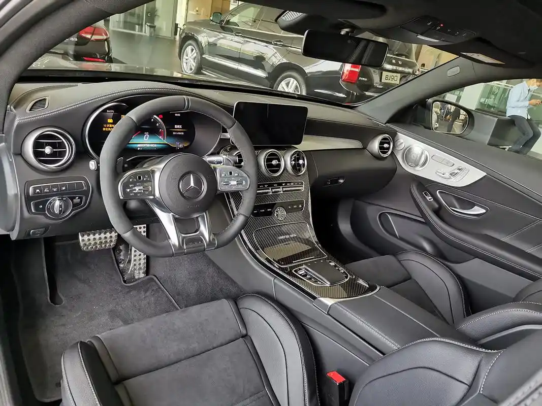 车辆照片奔驰 c63 coupe amg 哑光灰/黑内  现车销售:车辆指导价93.