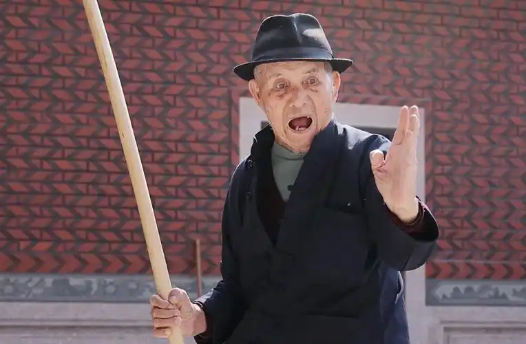 飙英语!泉州94岁老阿伯火了!