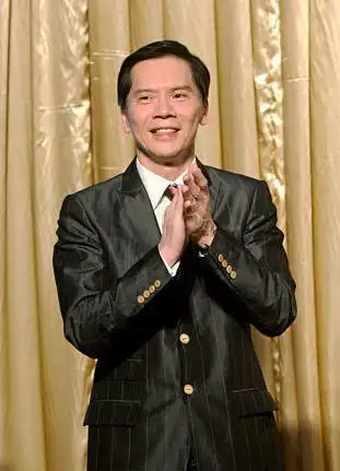 原创1996年深夜砸向华强场子怒扇向华强2耳光的白小航后来怎样