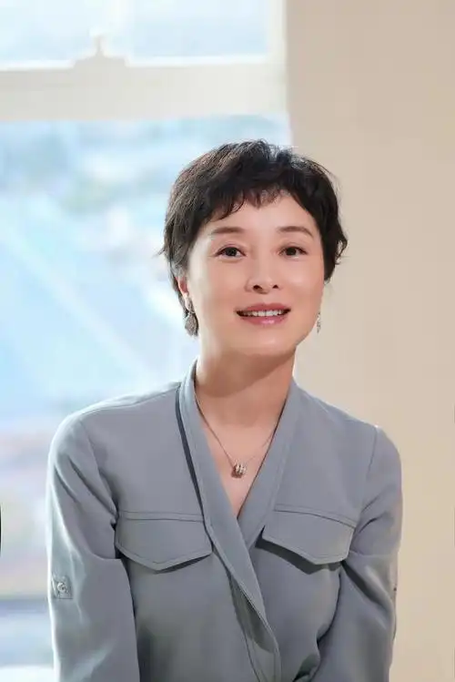 吴越金鹰奖穿一身浅蓝色连体裤精致又优雅撞衫孙俪气质不输