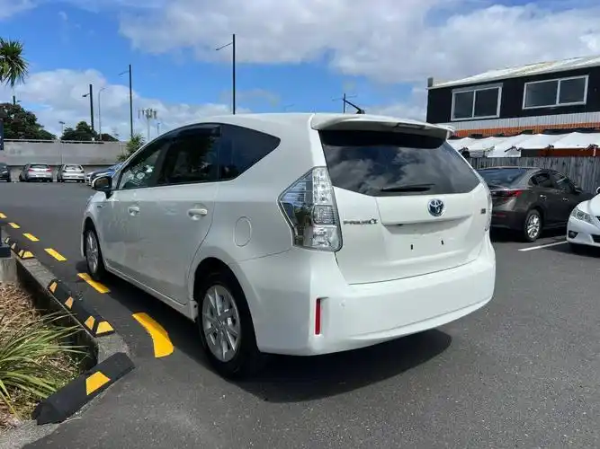 2013年的白色丰田普锐斯阿尔法 7座家庭車