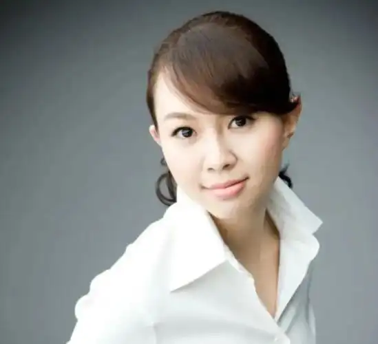 "甜美天后"卓依婷罕见献唱,被错认成30年前,39岁容颜被艳羡