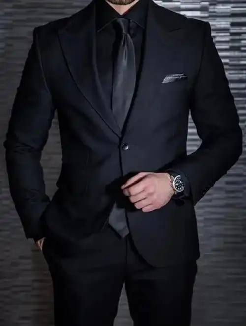 套装,就是在衬衣的选择上两个人出现了分歧,女生说就要个经典的白衬衫