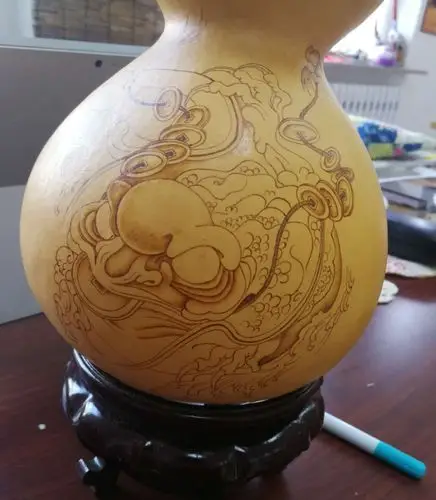 在葫芦上创作花鸟之类的古典小品,风格清雅,可有近乎工笔画的劲道的