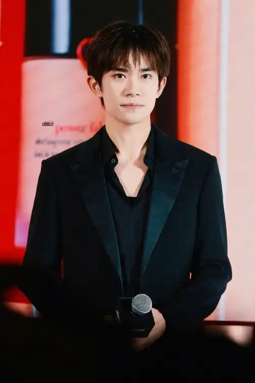 易烊千玺黑西装花絮