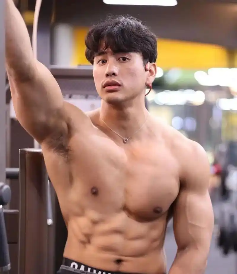 在健身房抓拍到一个肌肉男,身材真的很大.