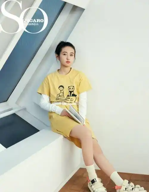 张子枫身穿黄色的t恤搭配短裤,脚踩白色运动鞋,这种下衣玩失踪的穿法