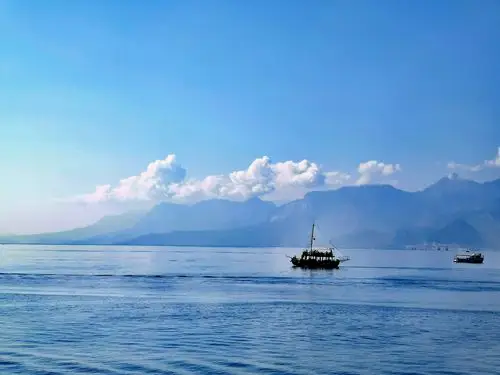 船在大海中航行