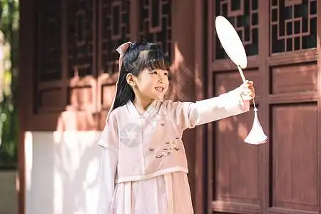 汉服中国风儿童拿扇子逛公园玩耍图片素材
