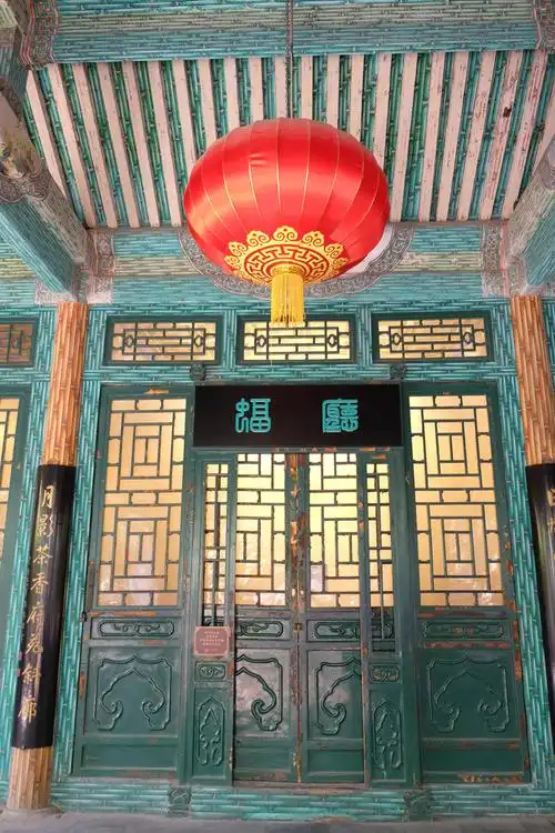 滴翠岩的北面坐落着蝠厅,曾用作府主人的