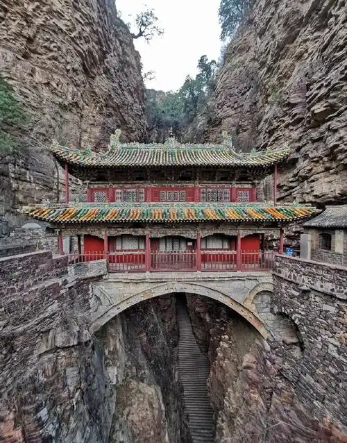 中国有许多悬空寺,像名满天下的北岳恒山——悬空寺,还有少有人知的