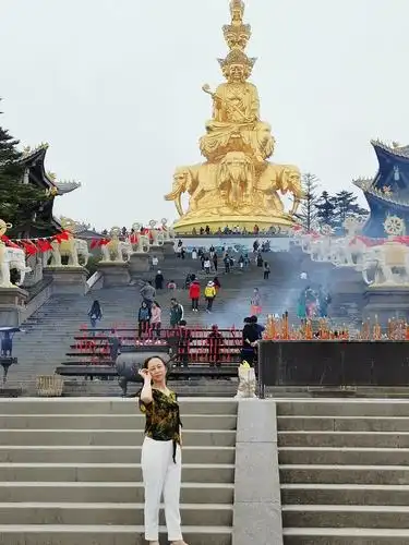 太阳一现,佛光万照,金光闪闪,热遍全身,不过没多久,整座佛像又被云雾