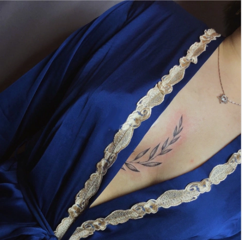 女生胸口纹身图集天真浪漫又性感的告示17