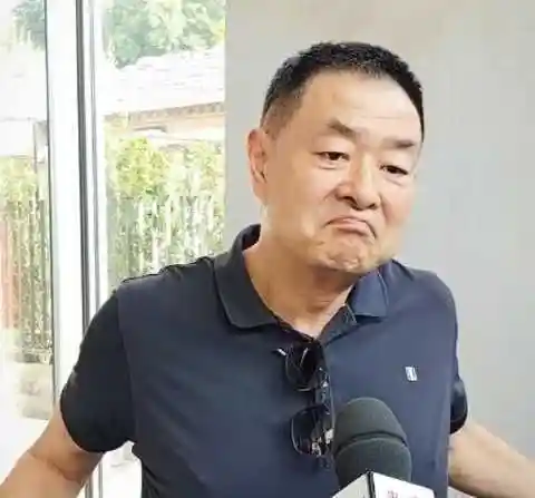 68濮存昕罕见现身皱纹横生显憔悴老态强忍泪水数度哽咽