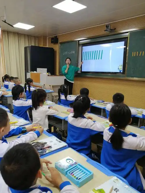 的教姿和简练的教学语言给我们展示了对低段学生授课时不一样的状态