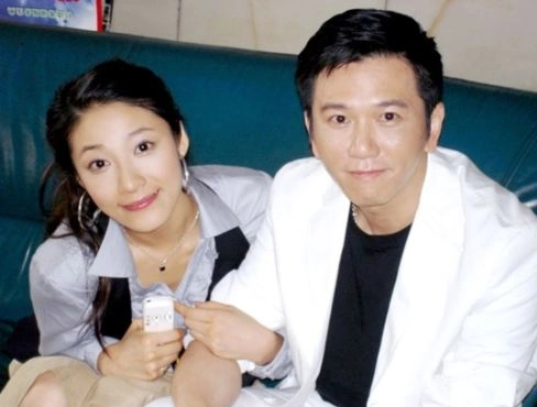 原创55岁温兆伦一家近照,小20岁老婆貌美如花,4岁女儿像极了爸爸