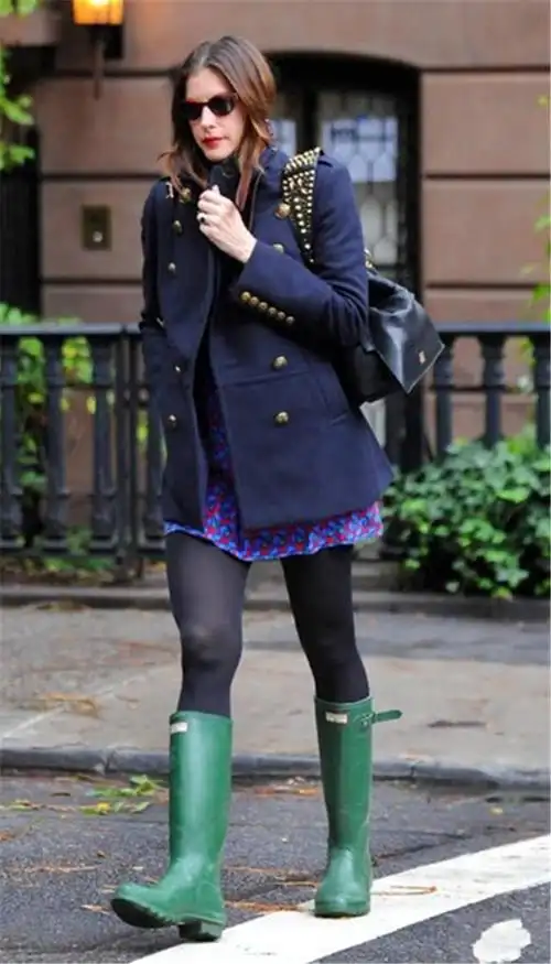 因为雨靴是用来踩水踩泥的时候耍帅耍酷的,其他鞋在同样的场景里,分