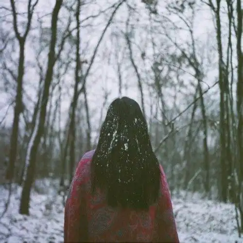 头像女生清新背影雪