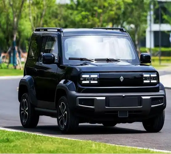 小巧的车身,硬派的风格,虽说不能真的去越野,但是越野的气派还是有的