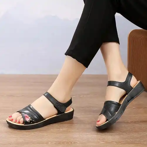 2020新款妈妈凉鞋女士夏季中老年奶奶平底舒适时装凉鞋