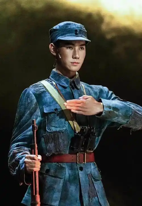 张真源《铁流东进》首演小柴火,少年炽热燎原,星星点火相拥_话剧