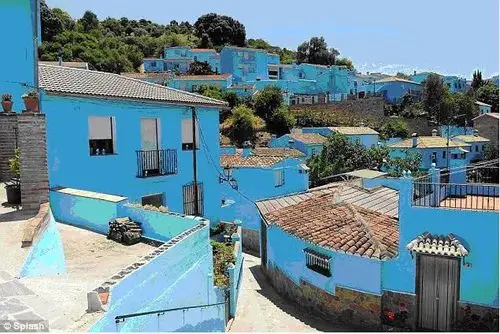 马拉加市附近的小村庄朱兹卡(juzcar)将雪白的房屋外墙全部涂成蓝色