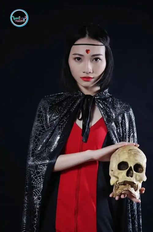 美女与骷髅头莹儒