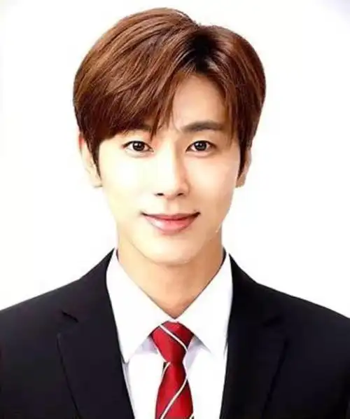 郑允浩的证件照杀我一万遍