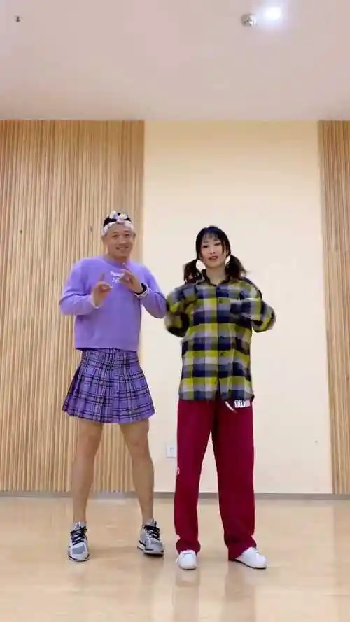 突然发现,不止女孩子可以穿裙子很妖娆,原来男孩子穿上更妖娆!