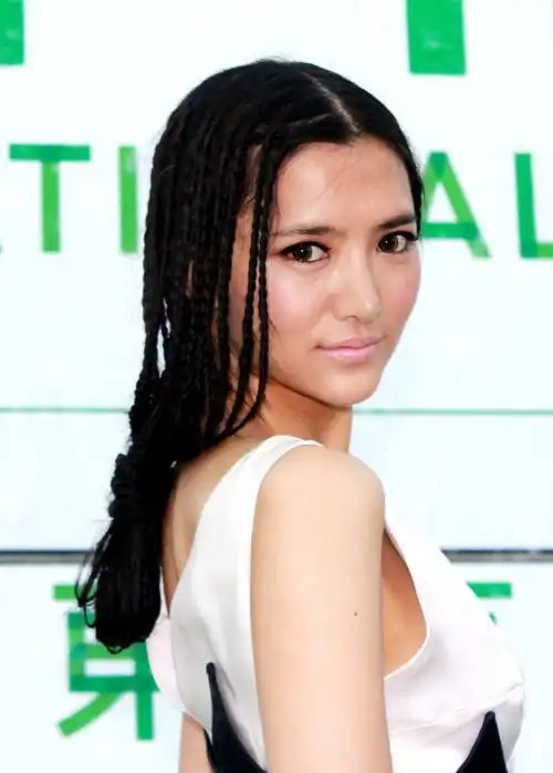 李桃40岁高龄嫁24岁男友还带6岁女儿她是如何做到的