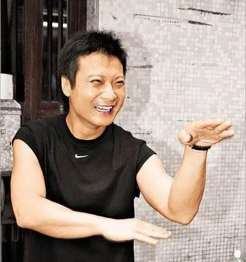 号称替身之王,成龙洪金宝都找他做替身,55岁荣誉挂满一整墙|演员|元彪