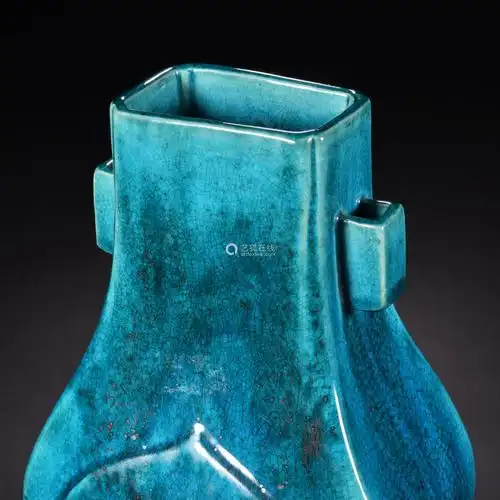 清初 孔雀绿釉贯耳瓶