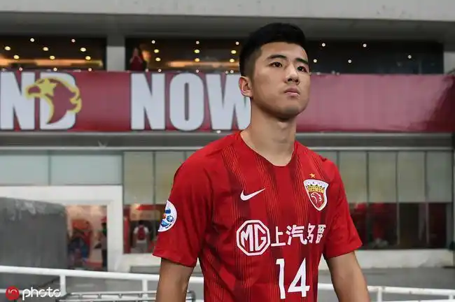 上港前锋李圣龙求婚成功女友调皮反问你猜呢