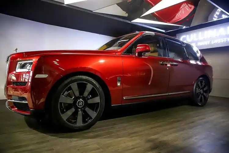 劳斯莱斯库里南这大红色外观漂亮