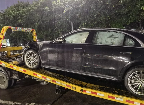 全新奔驰s级国内首撞画面让人心碎