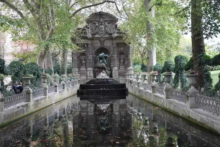 风景如画的美第奇喷泉(medici fountain).