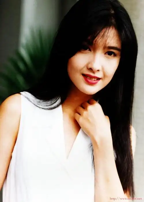 生于香港,籍贯广东中山,是1990年代于香港乐坛当红的女歌手