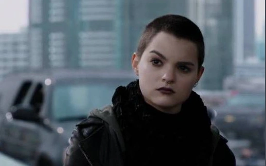 死侍里除了钢力士还有那个女孩是谁