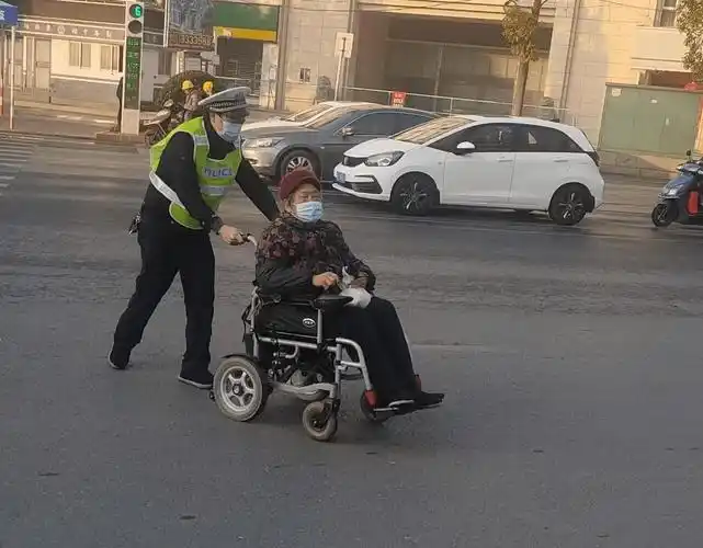 新邵交警护送轮椅老人过马路 ,小小举动暖人心!_孙先道_交管_老奶奶