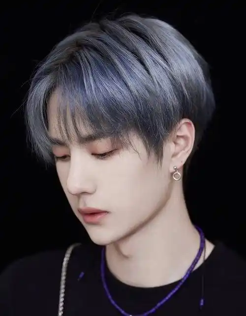 蓝发"酷盖"来袭,王一博携新发型惊艳亮相,优雅迷人惹人爱_颜色_蓝色