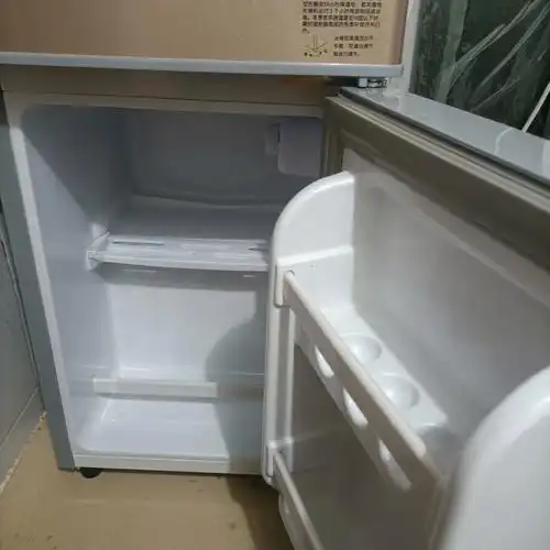 我买的小冰箱到货啦,最终还是买了这款便宜又大的,小小的很可爱