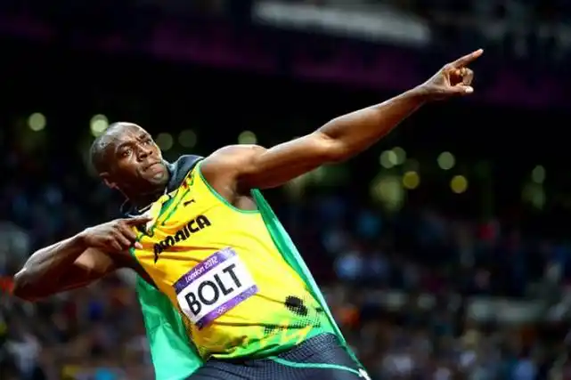 博尔特速度快弹跳好为何选足球不选篮球,原因揭露,身体不够资格