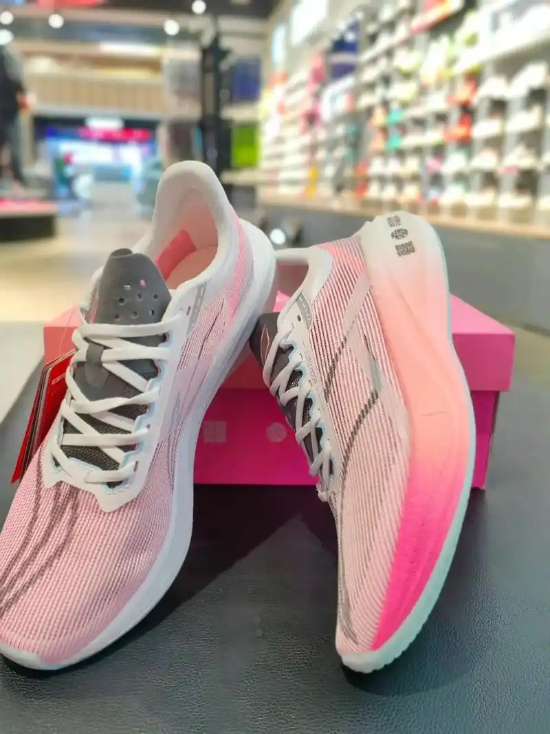 李宁跑鞋 飞电3c94樱花配色.今年李宁跑鞋的设计师是不是谈 - 抖音