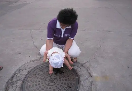 如何避免孩子随地大小便的尴尬这几招父母一定要学一学