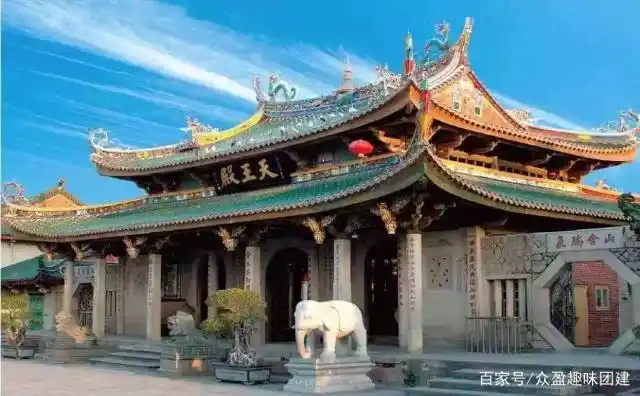 南普陀寺是厦门著名的古刹 香火旺盛,游人络绎不绝 是来厦不可错过的