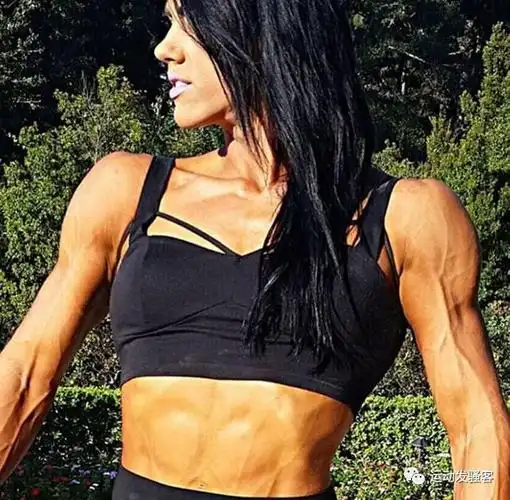 为了夺得女子健美比赛的冠军,她狂练三个月成肌肉干尸人