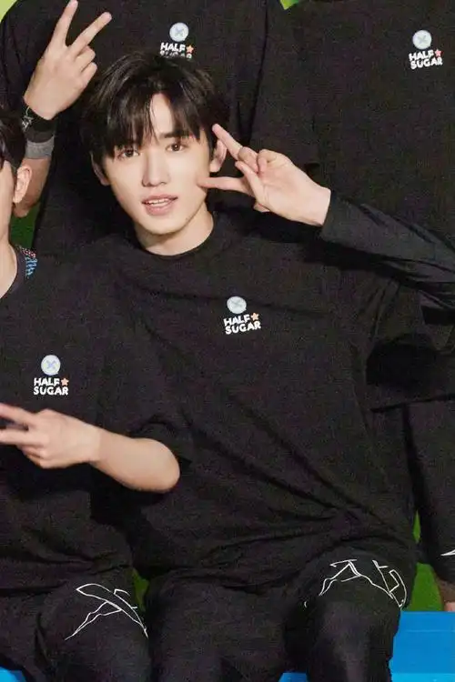 好帅最喜欢看老公穿黑衣服了,帅出天际的感觉@时代少年团-宋亚轩