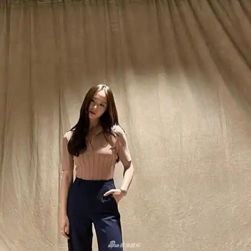 郑秀晶晒照西装造型露蛮腰气质清冷眼神酷