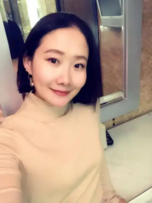 扮演处长夫人的演员叫刘亚菲,在去年的时候,她曾在社交平台发文感叹说
