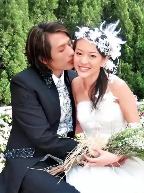 她的丈夫婚内出轨人妻,更当街拥吻,为此她一度患上抑郁症,多次尝试